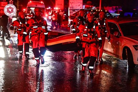 تخليص عدد من العالقين في منطقة اشكلون بسبب الفياضانات